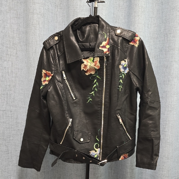 Bellivera Jackets & Blazers - Floral Embroidered Black Faux Leather Moto Biker Jacket With Zipper Detail Sz XL